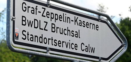 Bitte rechts abbiegen: Wegweiser zur Graf-Zeppelin-Kaserne in Ca