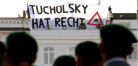 »Aktuelle Spitzen«: Plakat gegen die Bundeswehr in Hamburg 2003