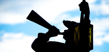 Passt in die Zeit: Figur mit Signalhorn am Nachtwächterbrunnen v... Passt in die Zeit: Figur mit Signalhorn am Nachtwächterbrunnen v...