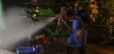 Gleich auf die Rampe: Fahrradwäsche nach der dritten Vuelta-Etap... Gleich auf die Rampe: Fahrradwäsche nach der dritten Vuelta-Etap...