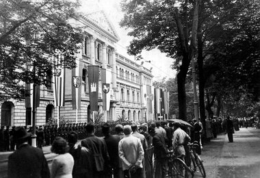 Bevölkerung muß draußen bleiben: Polizei riegelt den Sitz des Pa... Bevölkerung muß draußen bleiben: Polizei riegelt den Sitz des Pa...