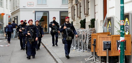 Verstärkte Polizeipräsenz auch am Mittwoch nahe dem Anschlagsort... Verstärkte Polizeipräsenz auch am Mittwoch nahe dem Anschlagsort...