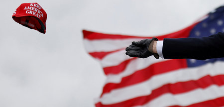 US-Präsident Donald Trump verteilt bei einer Wahlveranstaltung i... US-Präsident Donald Trump verteilt bei einer Wahlveranstaltung i...