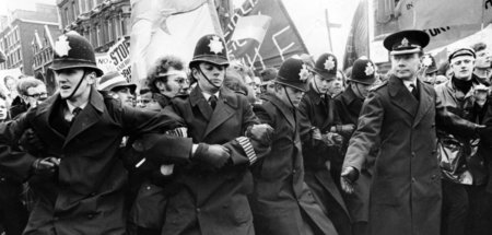 Protest gegen den Vietnamkrieg: Polizisten in London sichern im ... Protest gegen den Vietnamkrieg: Polizisten in London sichern im ...