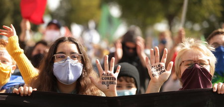 Protest gegen den Energieriesen RWE, der »Corona« nutzen will, u... Protest gegen den Energieriesen RWE, der »Corona« nutzen will, u...