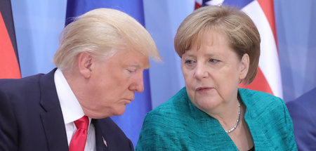 Die Bundesregierung schmiegt sich stets eng an die Seite des US-...
