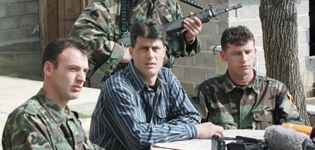Von der Vergangenheit eingeholt: Hashim Thaci (M.) 1999 als Komm... Von der Vergangenheit eingeholt: Hashim Thaci (M.) 1999 als Komm...