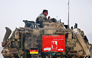 Abstand halten – Bundeswehrsoldat auf einem Patrouillenfahrzeug ... Abstand halten – Bundeswehrsoldat auf einem Patrouillenfahrzeug ...