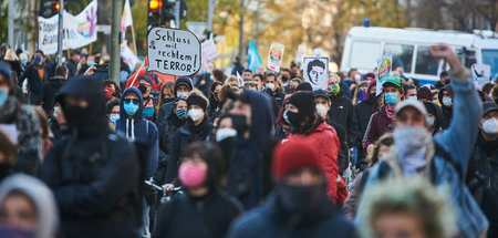 Mit Abstand und Maske: Teilnehmende an der antirassistischen Dem...