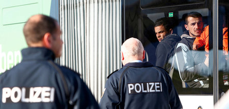 Menschen aus Albanien und Kosovo werden aus der Bundesrepublik a...