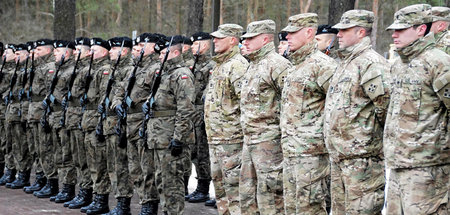 »Stärkung der NATO-Ostflanke«: US-Truppenkontingent bei Ankunft ...