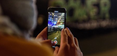 Dieser Passant filmte Anfang 2019 eine Demonstration gegen den P...