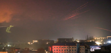 Leuchtspuren von Geschossen über Stepanakert (5.11.2020)