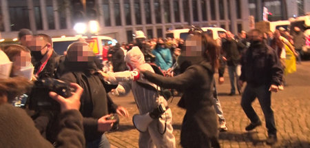 In flagranti: An Rande der »Coronademo« prügeln die Neonazis Sve...