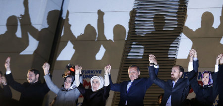 Damals wurde noch gemeinsam gefeiert: Erdogan (3. v. r.) und sei... Damals wurde noch gemeinsam gefeiert: Erdogan (3. v. r.) und sei...