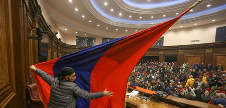 Sturm auf das Parlament in Jerewan am Dienstag Sturm auf das Parlament in Jerewan am Dienstag