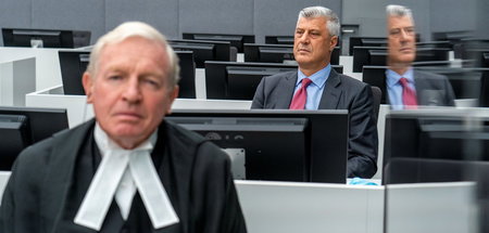 Vor Gericht: Kosovos Expräsident Hashim Thaci (r.) am Montag in ... Vor Gericht: Kosovos Expräsident Hashim Thaci (r.) am Montag in ...