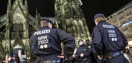 Polizeibeamte vor dem Kölner Dom (10.1.2016) Polizeibeamte vor dem Kölner Dom (10.1.2016)