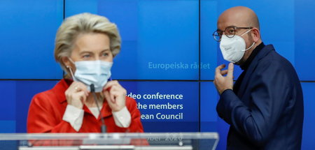EU-Kommissionscheffin Ursula von der Leyen (l.) und EU-Ratspräsi...