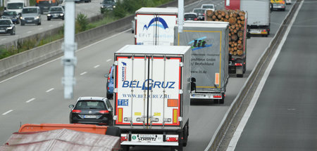 Zukunft des Lkw-Verkehrs? Oberleitungsmasten für Elektrobetrieb ...