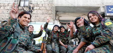 Kurdische Guerillakämpferinnen der Frauenverteidigungseinheiten ...