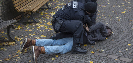 Oft macht allein die Hautfarbe verdächtig: Polizeirazzia im Görl...