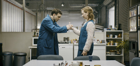 Christian (Franz Rogowski) überrascht Marion (Sandra Hüller) mit...