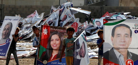 Kinder in Amman posieren nach den Parlamentswahlen mit den Plaka...