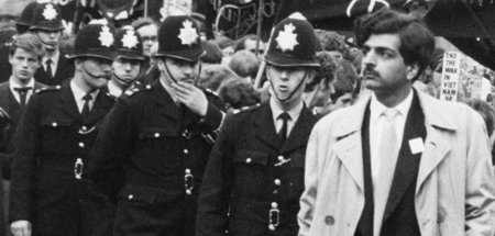 Vom Staat überwacht: Tariq Ali (r.) 1968 in London auf einer Dem...