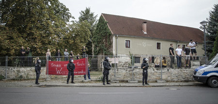 Arme Ritter: Polizisten schirmen Teilnehmer der »Sommerakademie«...