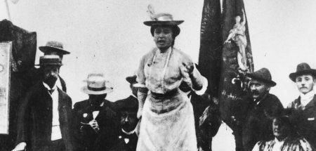 Rosa Luxemburg im August 1907 bei einer Kundgebung in Stuttgart