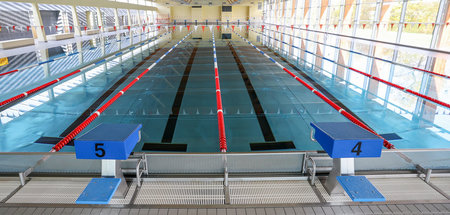 »Man kann doch nicht einfach alles zusperren«: Schwimmhalle in L...
