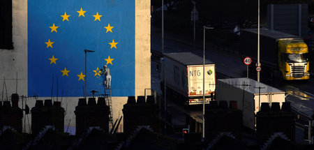 Flaschenhals für Lkw nach Brexit ohne Vertrag: Frachtterminal am...