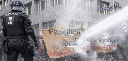 Wasserwerfereinsatz gegen antifaschistische Gegendemonstranten a...