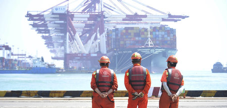 Prosperierende Wirtschaft: Hafen in der chinesischen Stadt Qingd...