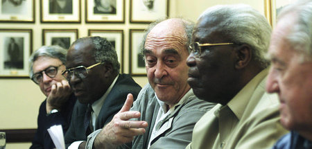 Mittelfinger an die Rassisten: Dennis Goldberg (M.) im Kreise se...