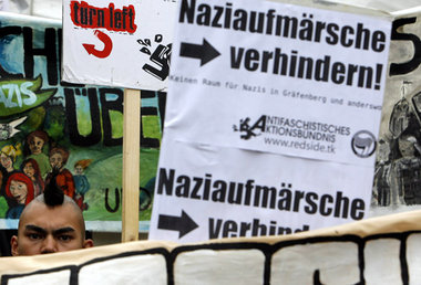 Protest gegen eine Neonazikundgebung am Kriegerdenkmal im fränki...