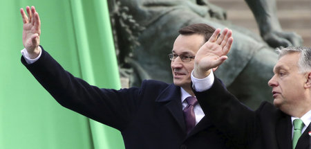 Gehen auf Abstand: Polens Premierminister Mateusz Morawiecki (l....