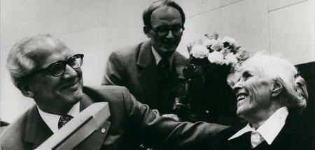 Glückwünsche zum 80.: Erich Honecker, Hermann Kant und Anna Segh...