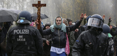 Mit Jesus gegen die »DDR 2.0«: Teilnehmerin der Demonstration am...