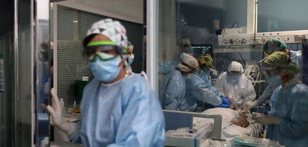 Medizinisches Krankenhauspersonal behandelt Covid-19-Erkrankte i...