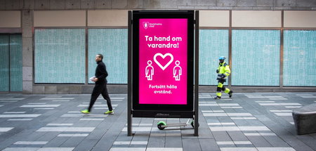 Auf einem Plakat in Stockholm wird für das Einhalten der Abstand...