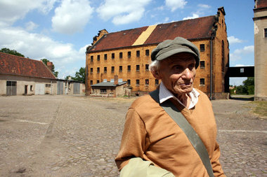 Ernesto Kroch im früheren Konzentrationslager Lichtenburg