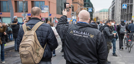 Aggressiv gegen Journalisten: »Querdenken«-Demonstration in Berl...