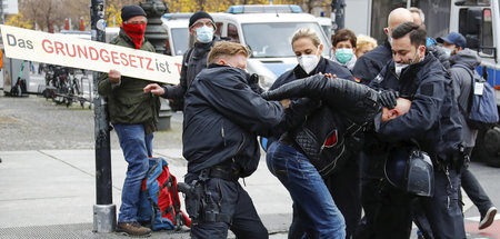 Polizisten nehmen am Mittwoch an der Ecke Unter den Linden/Wilhe...