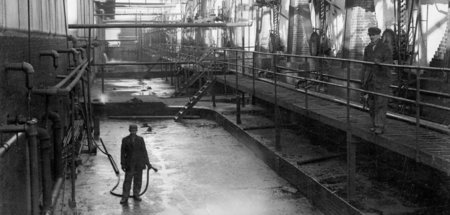 Bei Cushing, Okla­homa, USA, 1928: In einer ­großen Ölraffinerie