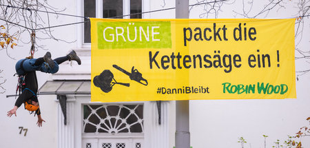 Aktivisten von Robin Wood haben vor der Parteizentrale der hessi...