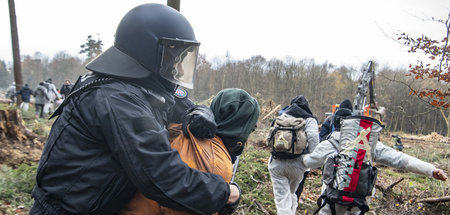 Aktivisten von »Ende Gelände« solidarisierten sich am Sonntag mi...