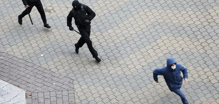 Ein Demonstrant in Minsk flüchtet vor Einsatzkräften (8.11.2020) Ein Demonstrant in Minsk flüchtet vor Einsatzkräften (8.11.2020)