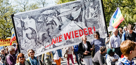 Reproduktion des Picasso-Gemäldes »Guernica« auf einer Friedensd... Reproduktion des Picasso-Gemäldes »Guernica« auf einer Friedensd...